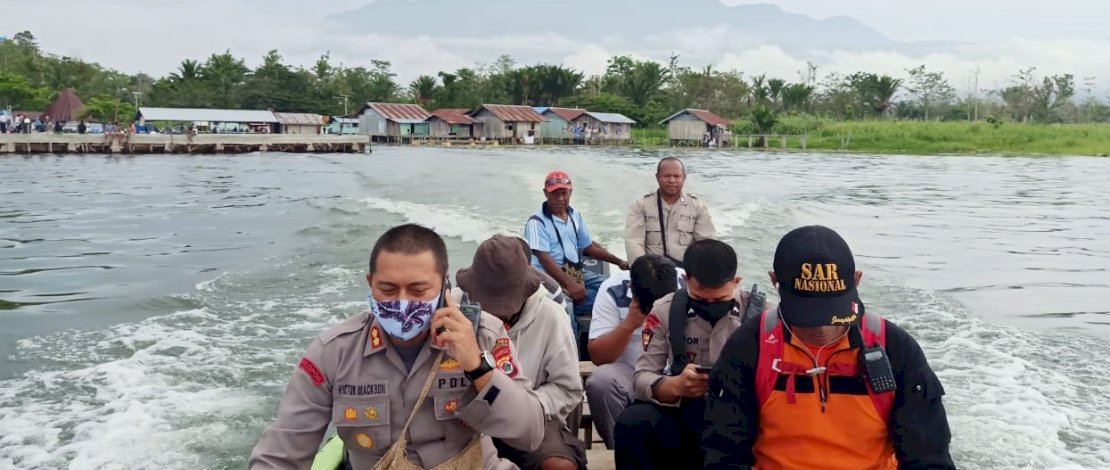 Proses evakuasi pesawat jatuh di Danau Sentani.