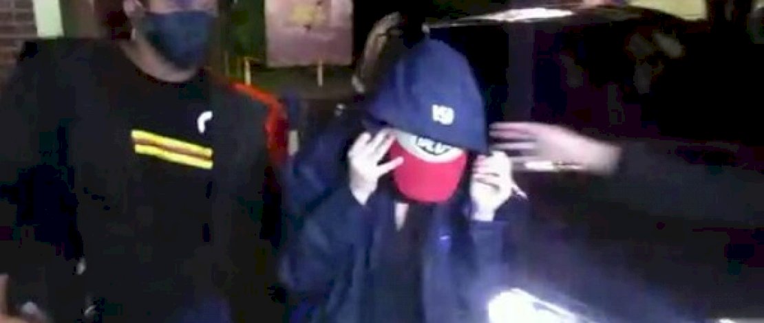 Seorang wanita berinisial H diamankan dari hotel. Diduga artis.