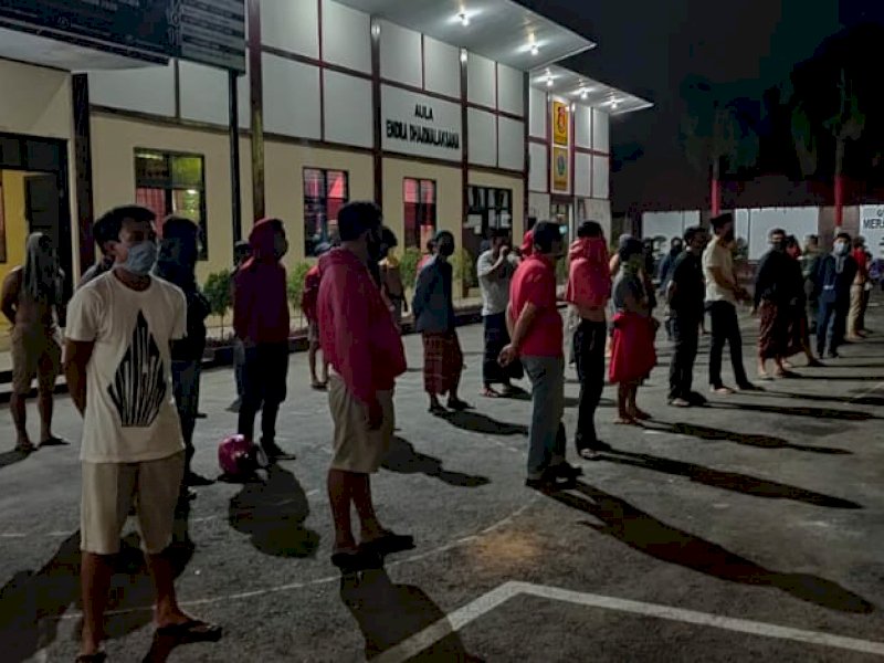 Ratusan Orang Terjaring Razia PSBB Gowa, Dihukum Jalan Jongkok hingga Dibawa Pakai Mobil Tahanan