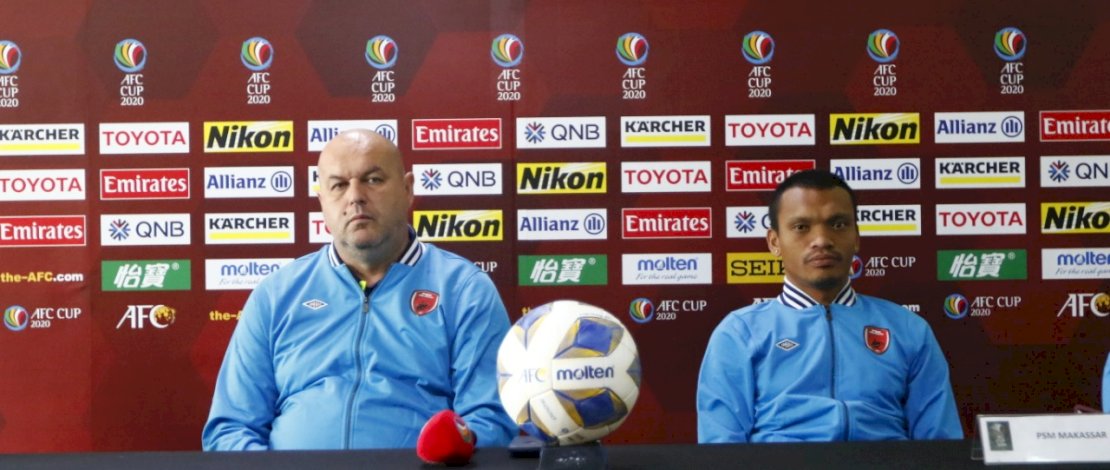 Bojan Hodak (kedua dari kiri) dan Ferdinand (kiri) befoto bersama Kaya FC.