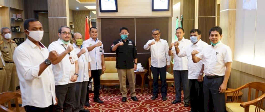 Gubernur Sumsel H Herman Deru (baju hitam), saat menerima jajaran direksi PTPN VII.