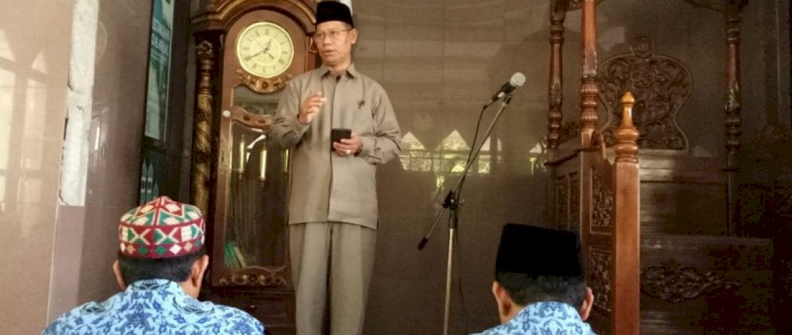 Kepala Bidang Haji Kantor Wilayah Kementerian Agama Sulawesi Selatan Kaswad Sartono memberikan tausiyah usai memimpin shalat dan Qunut Nazilah di Masjid Al Ikhlas Makassar, Selasa (17/3/2020). ANTARA/HO-Aspri.