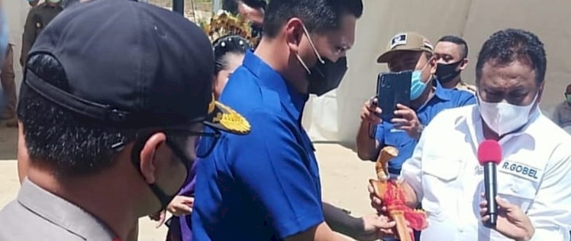 Wakil Ketua DPR RI, Rachmat Gobel, menerima hadiah keris dari Ketua KNPI Sulsel, Arham Basmin dalam kunjungannya ke Luwu.