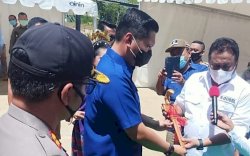 Rachmat Gobel Dapat Hadiah Keris dari Arham Basmin