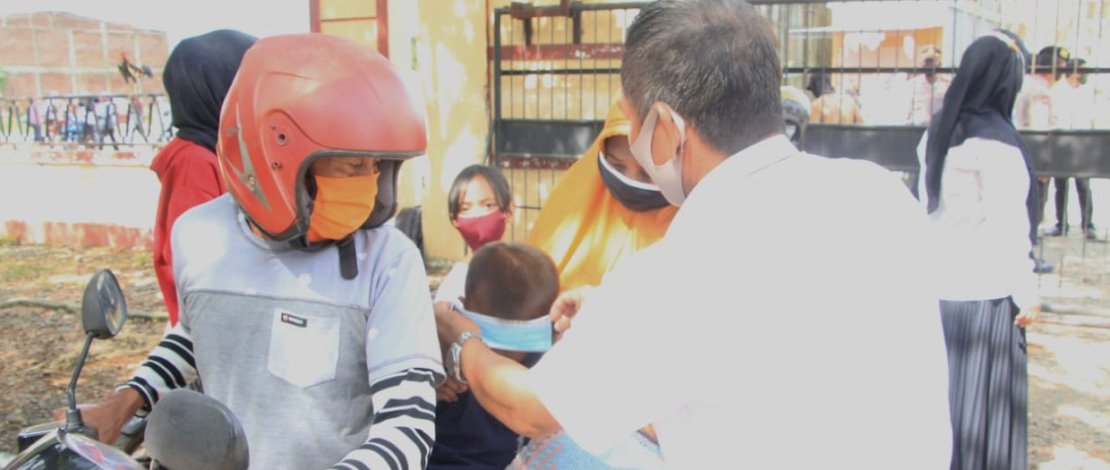 Razia masker di Pasar Belopa oleh Disdag Luwu.