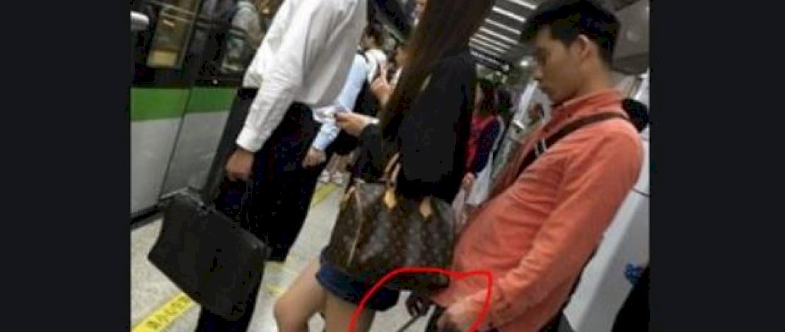 Seorang polisi merekam isi rok seorang wanita.