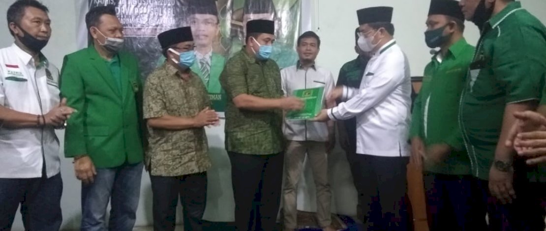 Proses penyerahan rekomendasi B1-KWK dari Ketua DPW PPP Sulsel, Muh Aras ke Munafri Arifuddin alias Appi. Proses penyerahan rekomendasi B1-KWK dari Ketua DPW PPP Sulsel, Muh Aras ke Munafri Arifuddin alias Appi.