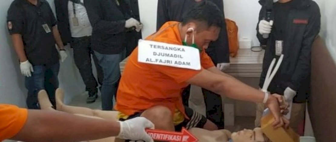 Rekonstruksi pembunuhan diperagakan oleh tersangka Djumadil Al Fajri.