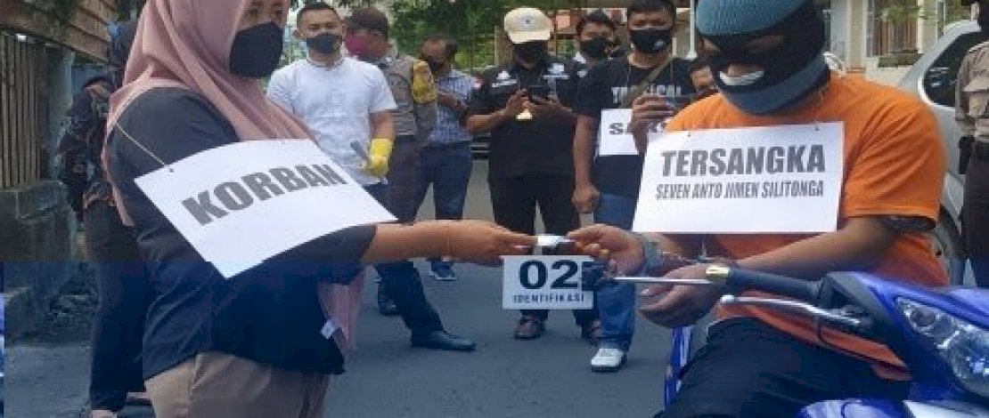 Korban diperankan pemeran pengganti ketika memerankan adegan menerima uang dari tersangka.