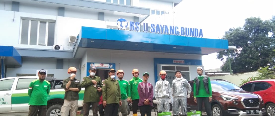 Relawan Covid-19 sudah berdatangan di RSU Sayang Bunda Jl Hertasning. Mereka sudah menyemprot rumah sakit dengan disinfektan. 