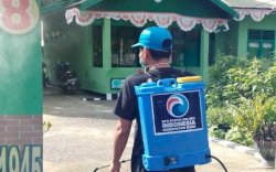 Relawan Gelora Indonesia di Bone Semprot Disinfektan di Koramil dan Polsek