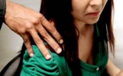 Pria Ini Remas Payudara Penghuni Kontrakannya hingga Memar