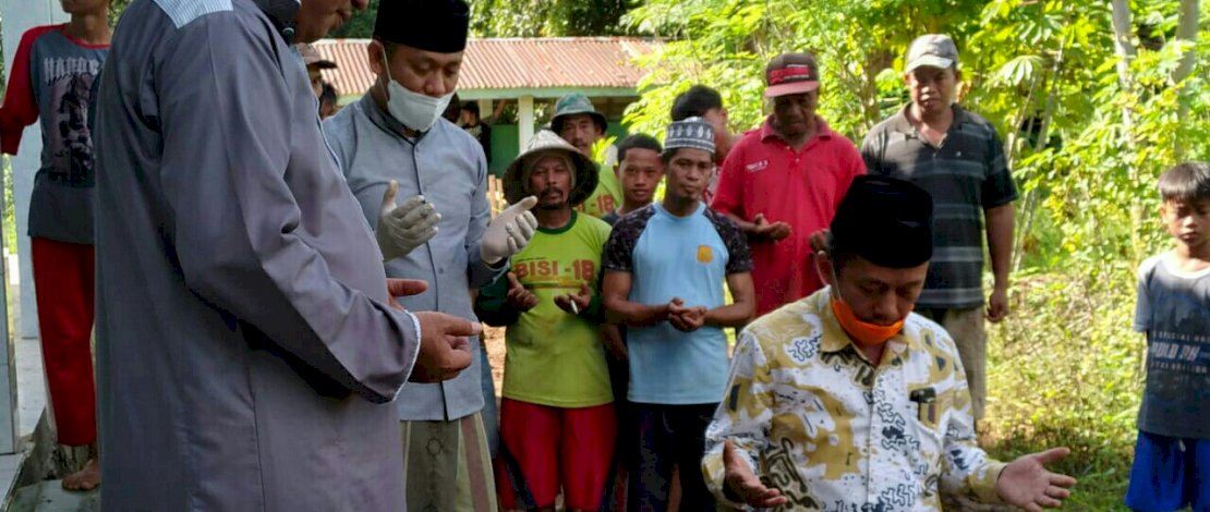 Doa bersama usai peletakan batu pertama renovasi masjid Nurul Ihsan di Takalar.