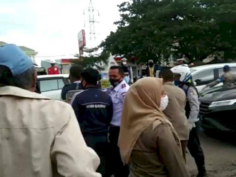 Petugas Adu Jotos dengan Pria Berseragam Dishub di Perbatasan Makassar-Gowa