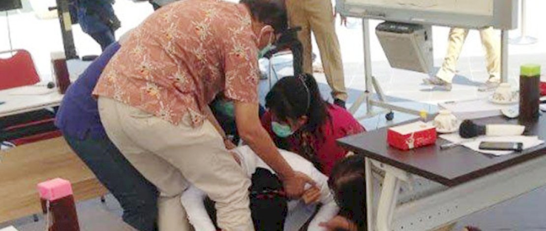 Heboh Risma Bersujud Sambil Menangis di Depan Dokter, Ini Pemicunya Heboh Risma Bersujud Sambil Menangis di Depan Dokter, Ini Pemicunya