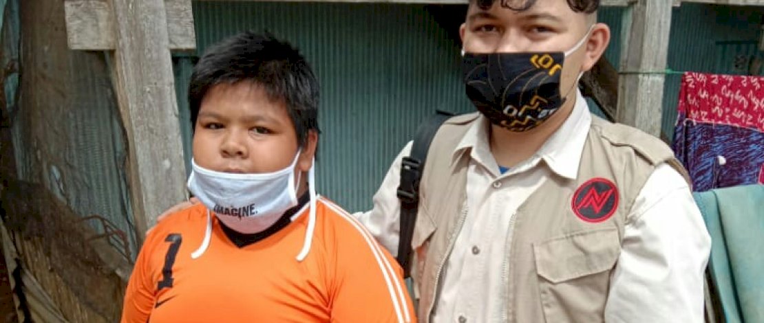 Relawan None Peduli, menyerahkan bantuan beasiswa yang diterima ayah Rizal, Muzakkir.