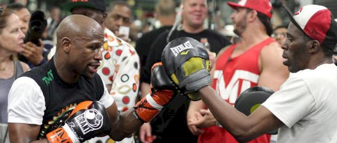 Roger Mayweather meninggal dunia. (AFP/JOHN GURZINSKI)