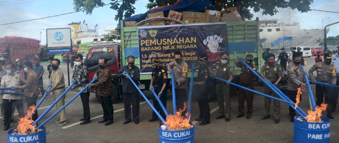 Suasana pemusnahan rokok ilegal di Bea Cukai Parepare. (Foto: Zul Kifli)