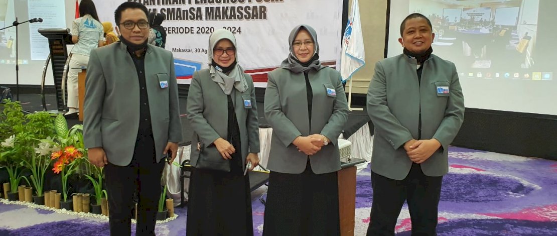Ketua TP-PKK Kota Makassar, Rossy Timur Wahyuningsih (kedua dari kanan), usai dilantik sebagai Wakil Bendahara IKA SMANSA Makassar.
