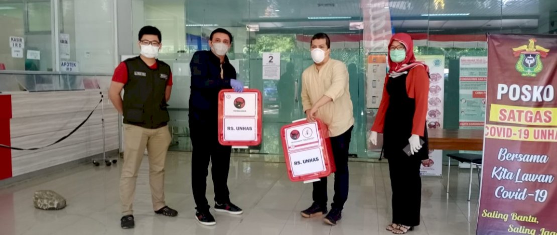 RPG (kedua dari kiri), menyerahkan bantuan APD ke pihak RS Unhas, disaksikan legislator PDIP lainnya di DPRD Sulsel, Risfayanti Muin. RPG (kedua dari kiri), menyerahkan bantuan APD ke pihak RS Unhas, disaksikan legislator PDIP lainnya di DPRD Sulsel, Risfayanti Muin.