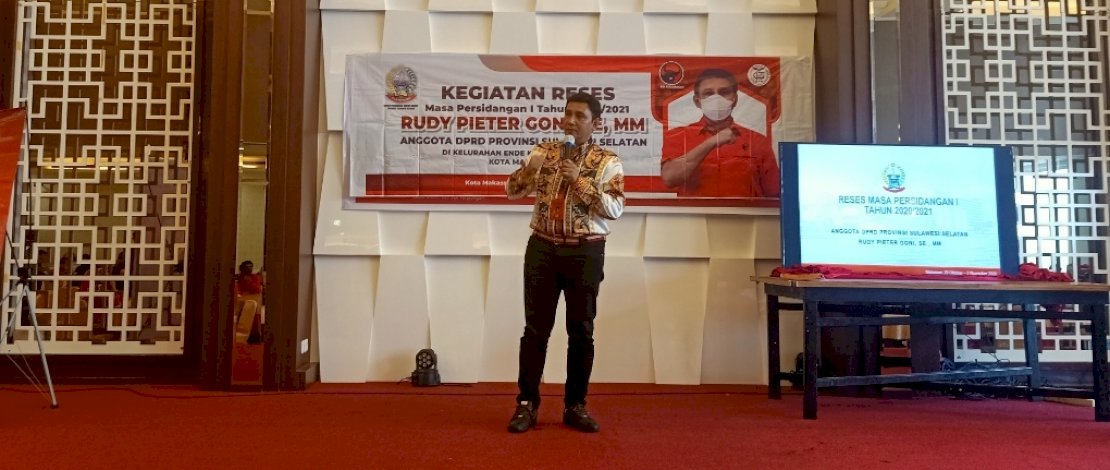 Legislator DPRD Sulsel, Rudy Pieter Goni (RPG) dari Fraksi PDIP saat menggelar reses di Kecamatan Wajo, Selasa 3 November 2020.