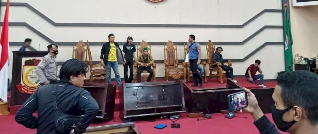 Ruang paripurna DPRD Kota Makassar diobrak-abrik massa. Sejumlah fasilitas rusak. (Sumber: HO)