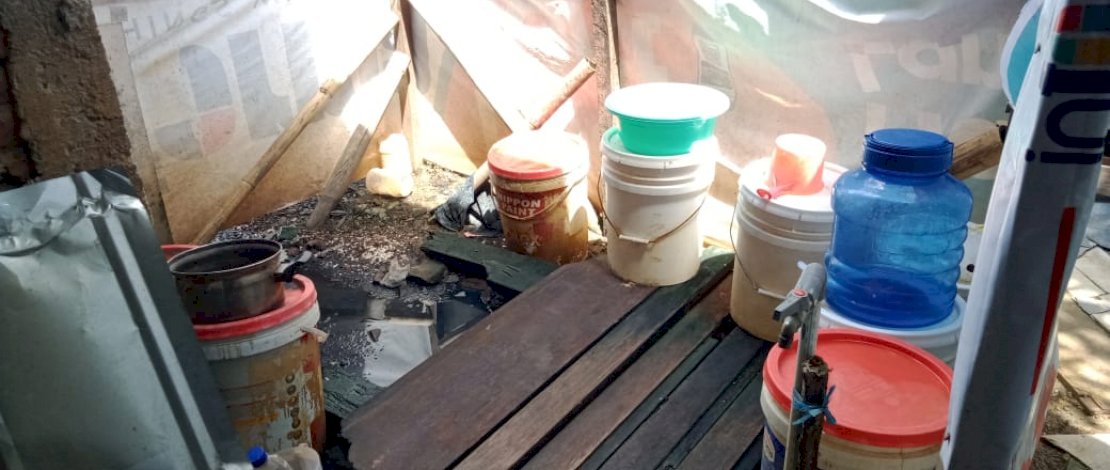 Sitti Fatimah bersama putranya Fathir saat menerima bantuan dari Kombes Makassar. 