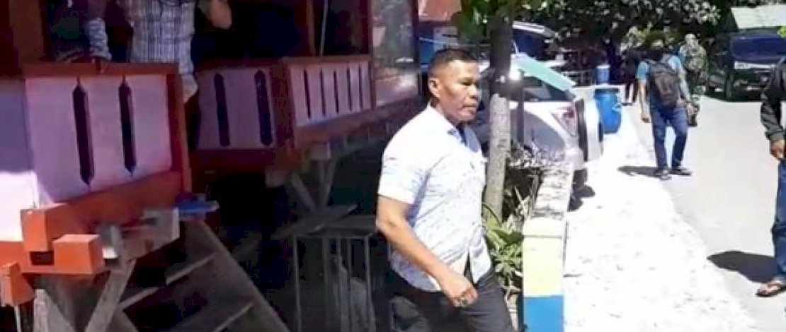 Ruslan Buton saat dijemput di rumahnya.