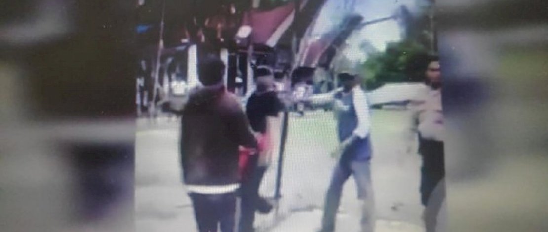 Tangkapan layar detik-detik bandar judi sabung ayam di Toraja Utara, mengancam polisi.