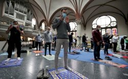 Cerita Umat Muslim di Jerman Salat di Dalam Gereja