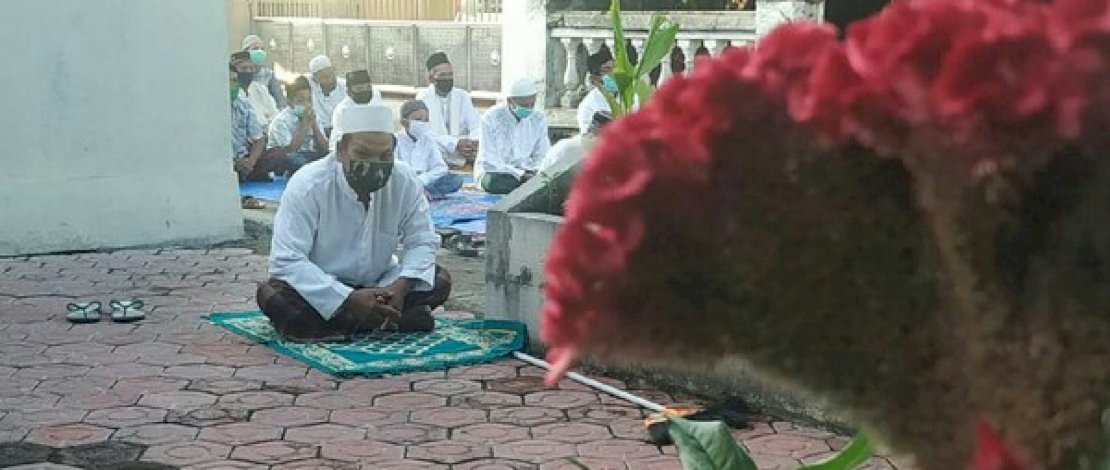 Salat Idulfitri unik di Sidoarjo. Imam di masjid, makmum di depan rumah masing-masing. (Foto: Suparno/Detik)