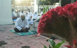 Imam di Masjid, Makmum di Depan Rumah Masing-masing