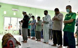 Gubernur Sulsel Ikut Salati Korban Banjir Bandan di Bantaeng