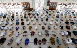 MUI: Hukum Salat Jumat 2 Gelombang Tidak Sah