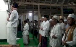 Salat Tarawih 23 Rakaat Cuma 6 Menit di Indramayu