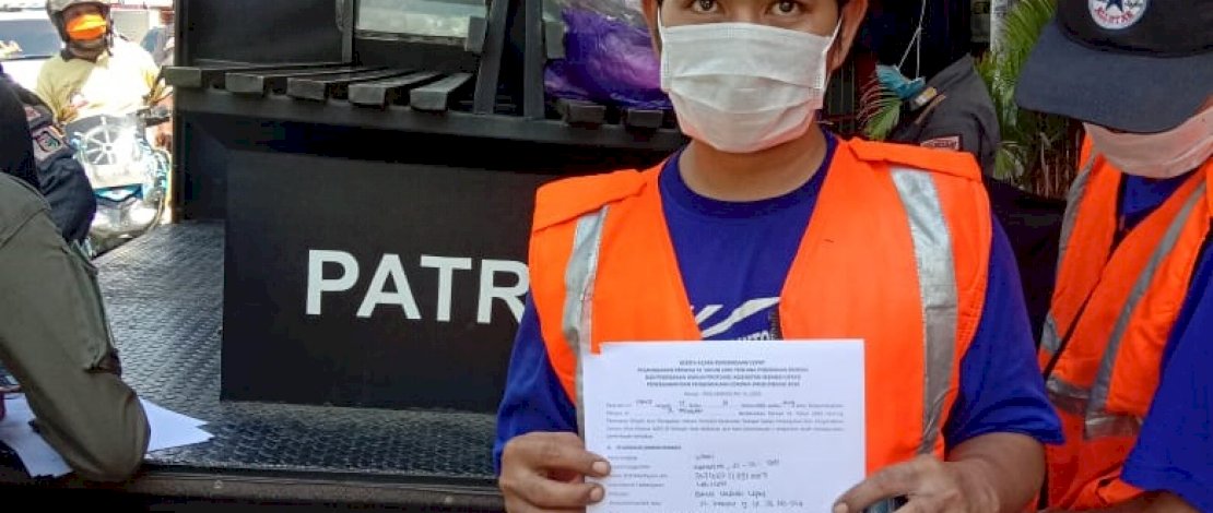 Beberapa pedagang diberi sanksi push up akibat mengabaikan protokol kesehatan. (Foto: Muh Chaidir)