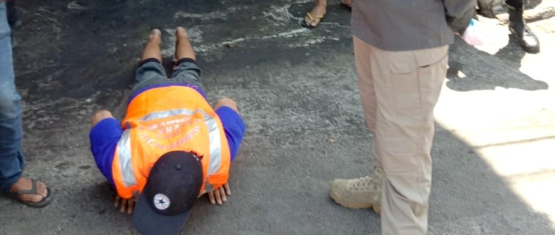Beberapa pedagang diberi sanksi push up akibat mengabaikan protokol kesehatan. (Foto: Muh Chaidir)