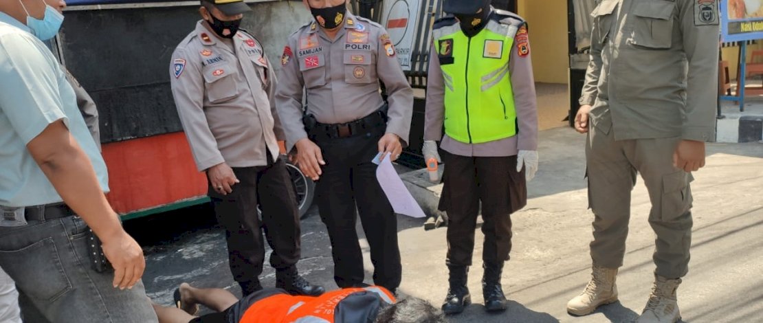 Beberapa pedagang diberi sanksi push up akibat mengabaikan protokol kesehatan. (Foto: Muh Chaidir)