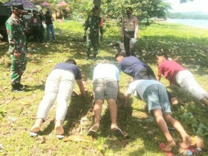 Hafal Pancasila, UUD 45 hingga Push Up, Sanksi Pelanggar Protokol Kesehatan di Pantai Koa-koa