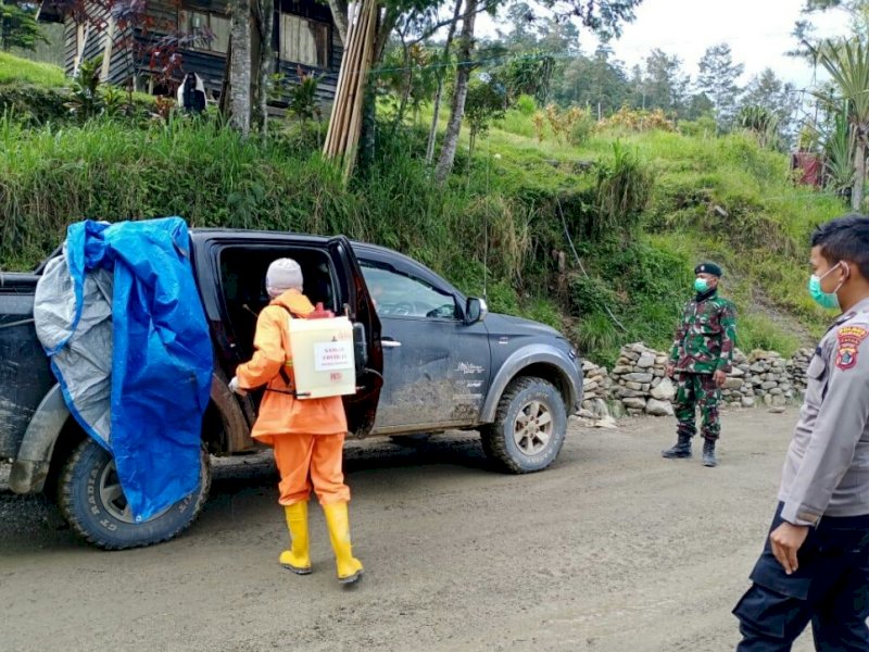 Kendaraan Sembako dari Wamena Disemprot Disinfektan di Posko Minage