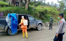 Kendaraan Sembako dari Wamena Disemprot Disinfektan di Posko Minage