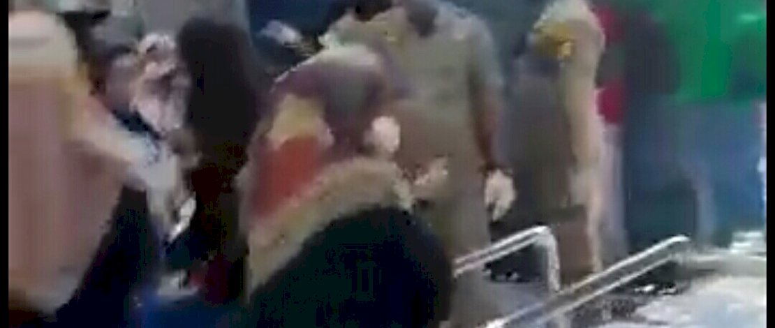 Kasi Operasi Satpol PP Kota Makassar, Abdul Rahim bersama anggotanya saat menertibkan Toko Agung. 
