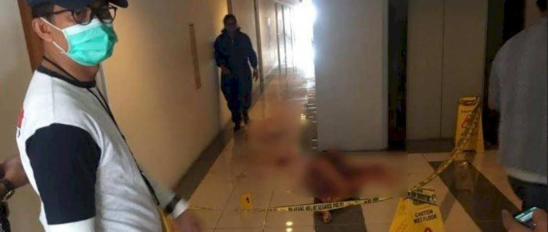 Mayat korban ditemukan di depan lift. Mayat korban ditemukan di depan lift.