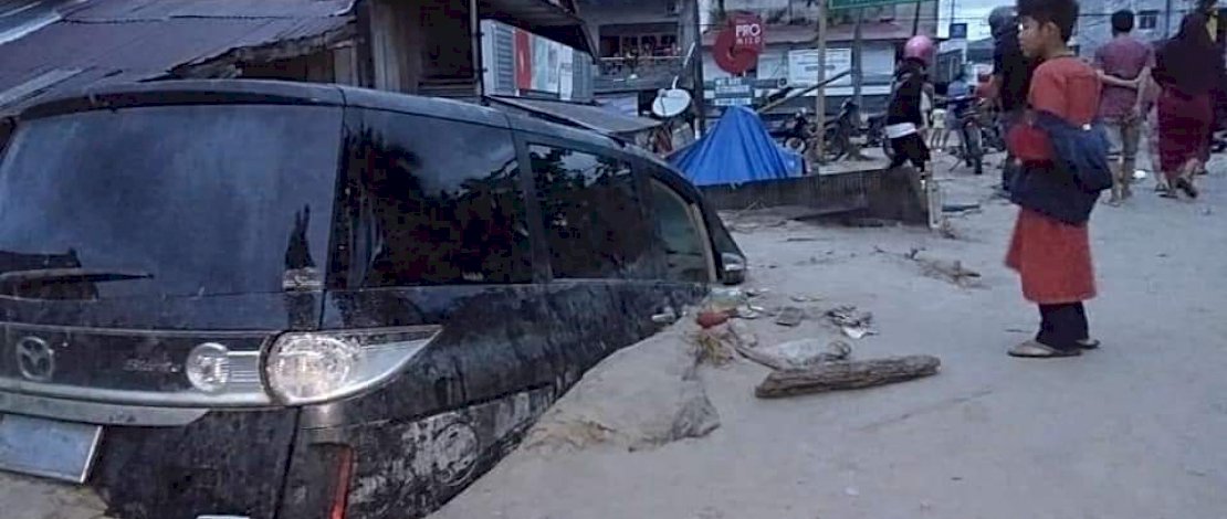 Beberapa mobil tampak terjebak lumpur setinggi hingga dua meter.