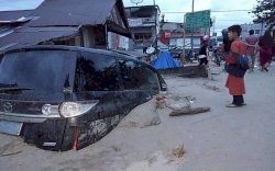 Penampakan Mobil Tenggelam Lumpur di Jalanan Masamba