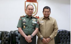  Iqbal Suhaeb dan Pangdam XIV Saling Melepas Rindu