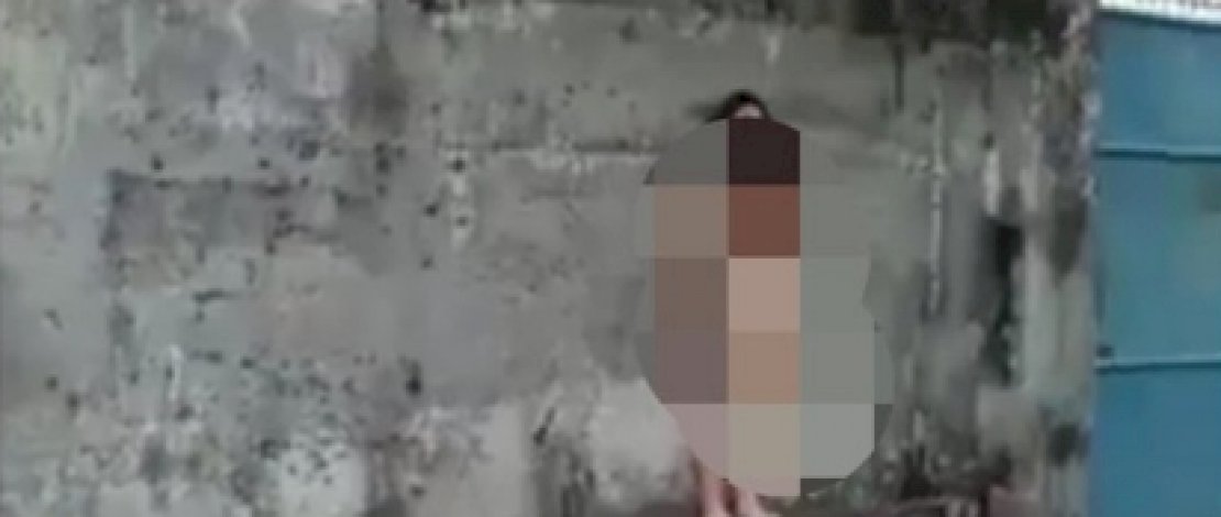 Tangkapan layar wanita yang disebut seorang dokter, bugil di bangku trotoar jalan Kenjeran, Surabaya. 