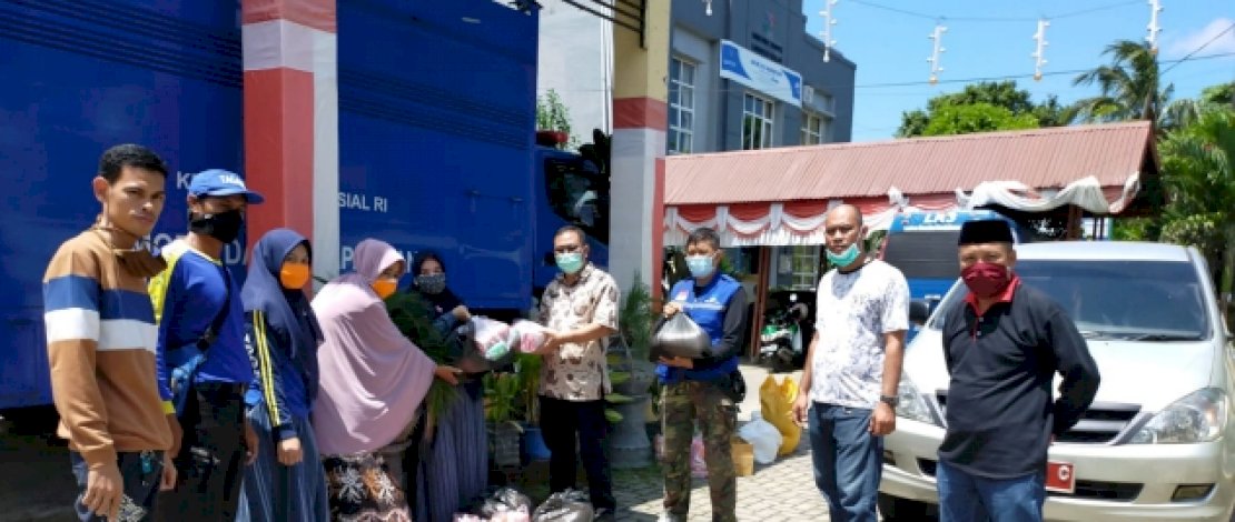 Pemkab Takalar Salurkan Bantuan Sembako untuk Warga Salaka 