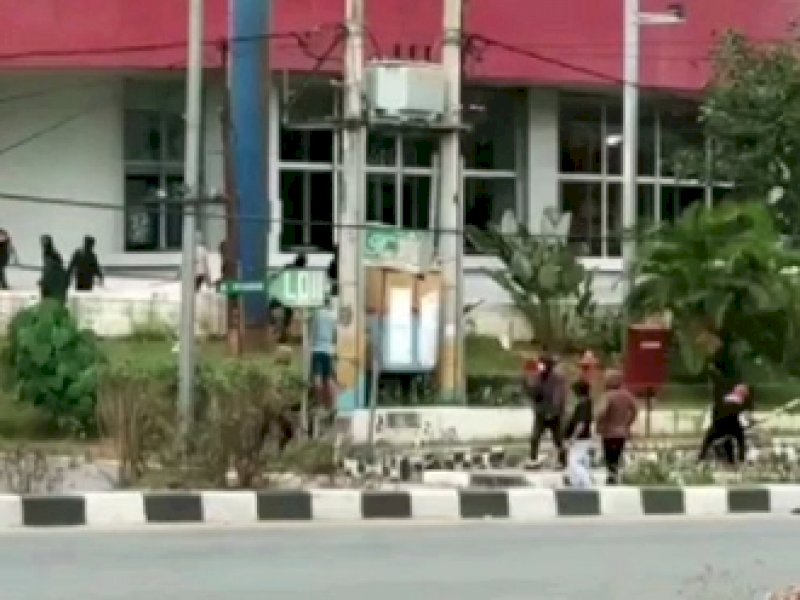 Demo Berakhir Rusuh di Kendari, Massa Rusak Sejumlah Tempat