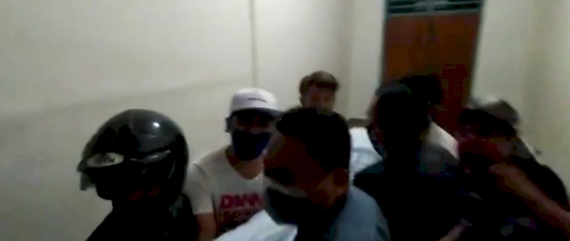 Keluarga jenazah di salah satu rumah sakit di Manado.
